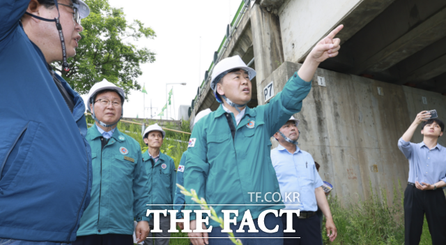 1일 전북도가 행정안전부로부터 2025년 집중안전점검 평가 최우수 기관에 선정됐다. 사진은 김관영 전북도지사가 관내 완주군 시설 현장 점검에서 보완을 지시하는 모습. /전북도