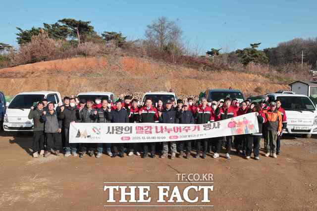 당진시는 1일 취약계층 난방비를 덜어주기 위해 사랑의 땔감 나누기 행사를 실시했다. /당진시