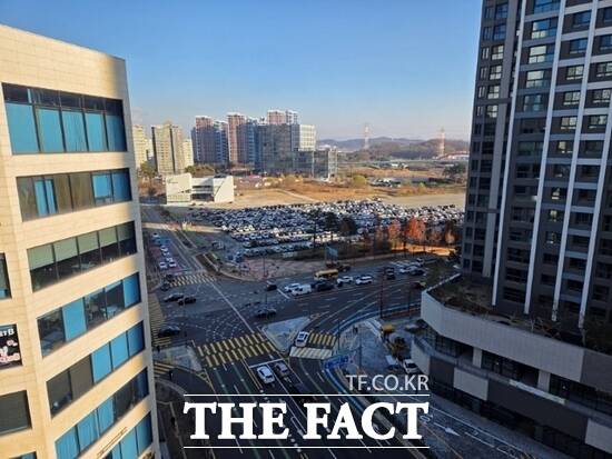 경기 파주시가 스타필드 빌리지 운정의 개장에 따라 수립한 사전 교통대책에 의해 차량이 통행하고 있는 가람도서관 교차로 모습. /파주시