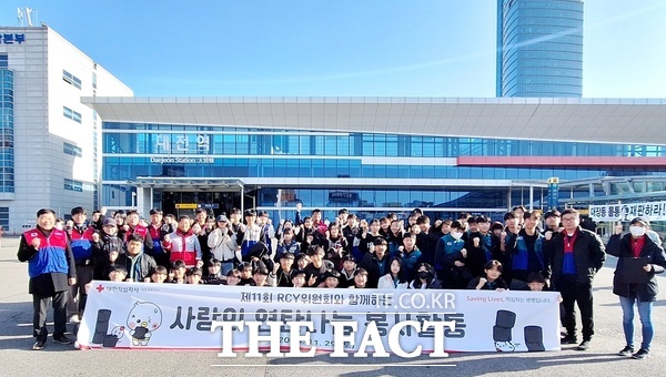 대한적십자사 대전세종지사가 11월 28일 대전역 쪽방촌 일대에서 RCY 단원과 지도교사, 대학적십자 회원 등 총 67명이 참여해 20가구에 총 5000장의 연탄을 지원하는 제11회 사랑의 연탄나눔 봉사활동을 펼쳤다. /대한적십자사 대전세종지사