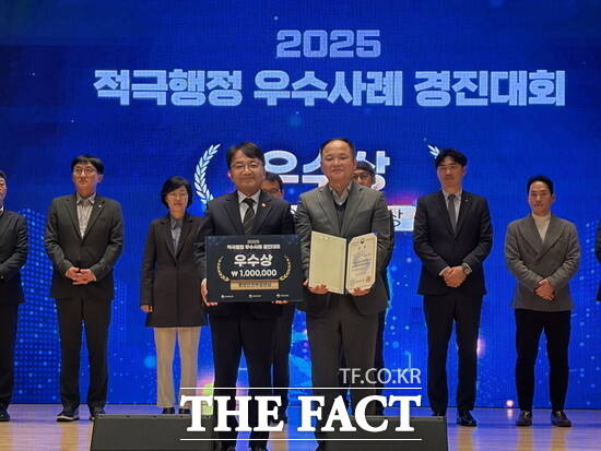 경기 고양시 관계자들이 지난 27일 2025 적극행정 경진대회에서 광역버스 정규노선 중간배차 시행 사례를 통해 우수상을 수상한 뒤 기념촬영을 하고 있다. /고양시