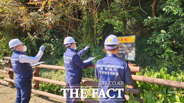 전남도 안전관리자문단이 산사태 취약지역을 찾아 현장 안전 점검을 실시하고 있다./전남도