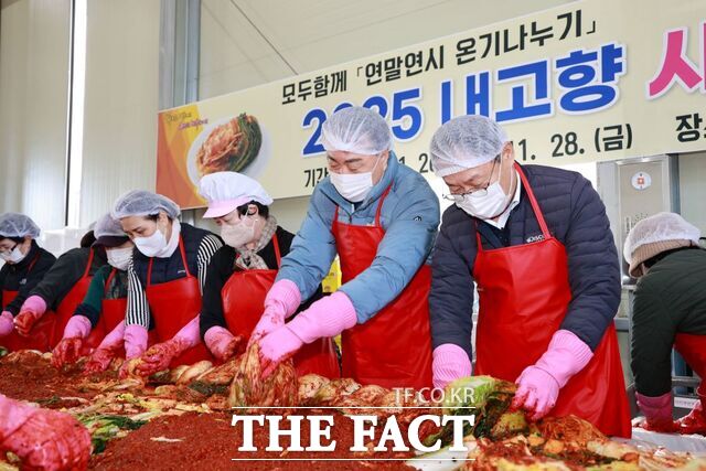 구복규 화순군수가 2025 내고향 사랑의 김장김치 나눔 행사에 참석해 김장을 하고 있다. /화순군