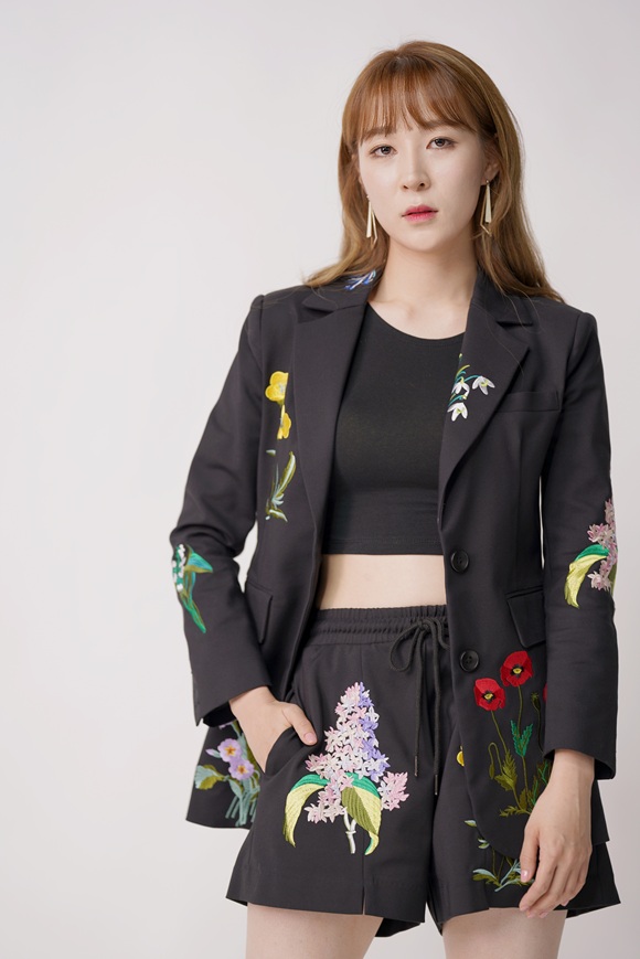 걸그룹 배드키즈 출신 트로트 가수 지나유가 13일 인천 글로스터호텔에서 팬들과 함께하는 지나유 팬미팅 & 디너쇼를 개최한다./홀릭엔터