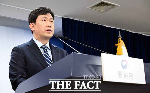 윤민호 통일부 대변인이 1일 오전 서울 종로구 정부서울청사에서 현안 관련 정례브리핑을 하고 있다. /임영무 기자