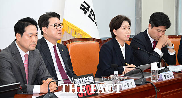 양향자 위원 발언 듣는 장동혁 대표.