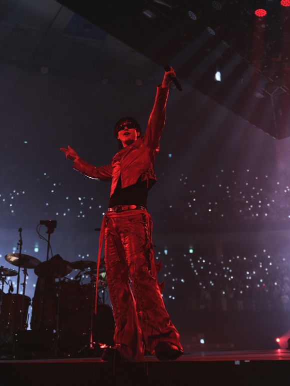 우즈는 다채로운 세트리스트와 무대연출로 현장에 모인 팬들의 큰 호응을 얻었다./EDAM엔터테인먼트