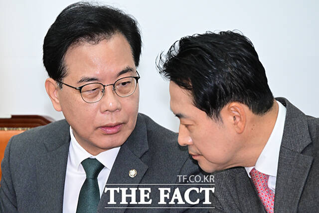 높아지는 당내 계엄 사과 촉구 목소리에도 장 대표는 계엄 사과 요구를 일축하는 뉘앙스를 보이기도 했다. 사진은 장동혁 국민의힘 대표와 송언석 원내대표가 1일 오전 서울 여의도 국회에서 열린 최고위원회의에서 대화하고 있는 모습. /남윤호 기자