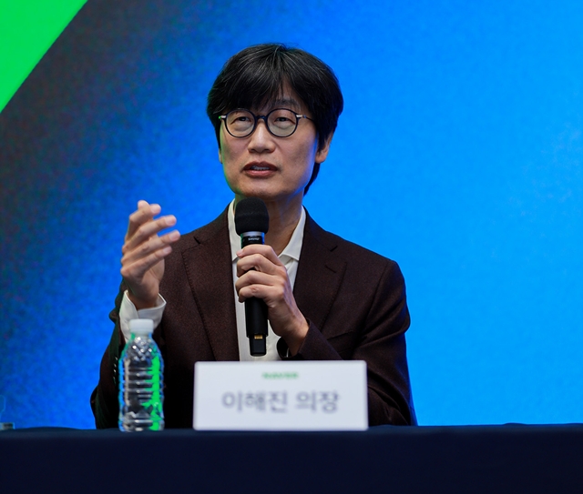 지난달 27일 경기도 성남시 네이버 1784에서 열린 네이버-네이버파이낸셜-두나무 3사 공동 기자간담회에서 이해진 네이버 창업자 겸 이사회 의장이 취재진 질의에 답변하고 있다. /네이버