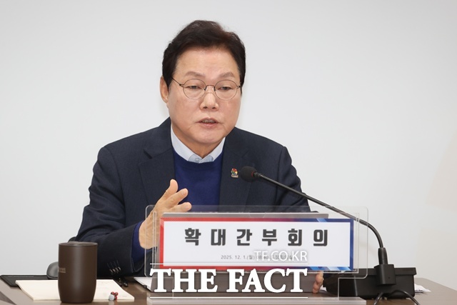 박완수 경남도지사는 1일 도청 도정회의실에서 ‘확대간부회의’를 주재하고 있다. /경남도