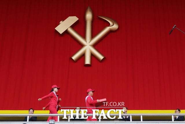 지난달 27일 국내 1위 암호화폐 거래소 업비트에서 400억 원대 암호화폐를 탈취하는 사건이 발생했는데 사건 배후로 북한 해킹 조직 라자루스가 지목됐다. 사진은 지난 10월 평양 김일성 경기장에서 김정은 북한 국무위원장에게 충성 편지를 바치는 충성의 편지 증정 모임이 열려 한 남성이 편지를 전달하는 모습이다. /뉴시스