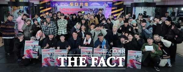 대전교통공사는 지난달 29일 서대전네거리역 대합실 두더지홀에서 댄스페스티벌을 성공적으로 마무리했다. 맨앞줄 왼쪽에서 6번째 이광축 사장, 7번째부터 2명이 1위 오리엔탈히어로즈 우승자. /대전교통공사