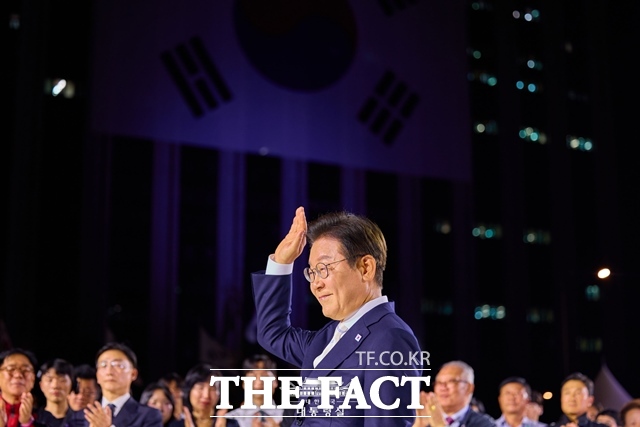 이재명 대통령이 8월 15일 오후 서울 광화문광장에서 열린 국민임명식에서 손을 들어 인사하고 있다. /대통령실