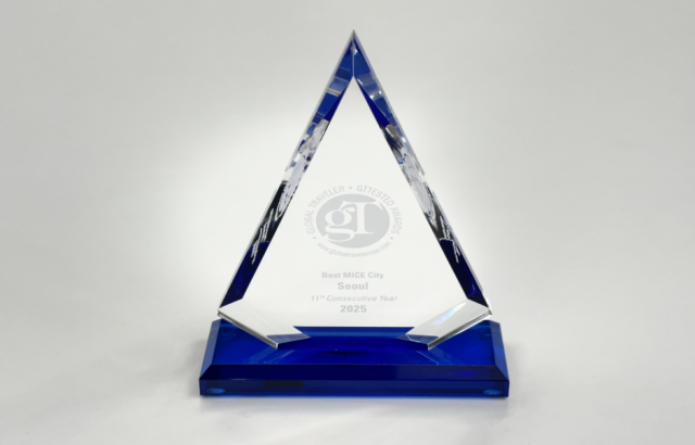 2025 최고의 마이스 도시로 선정된 서울의 수상 트로피. /서울시