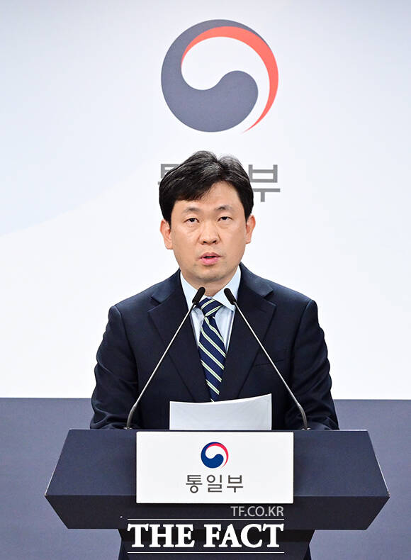 윤민호 통일부 대변인이 1일 오전 서울 종로구 정부서울청사에서 현안 관련 정례브리핑을 하고 있다. /임영무 기자