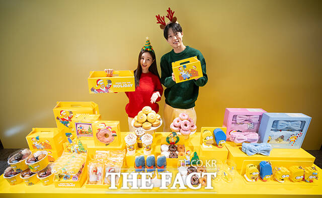 던킨, 2025 윈터 캠페인 '홈 포 더 홀리데이(HOME FOR THE HOLIDAY)'가 1일 오전 서울 강남구 던킨 원더스 청담점에서 열린 가운데 모델이 도넛과 굿즈를 선보이고 있다. /박헌우 기자