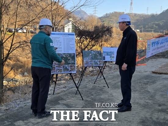 박형덕 경기 동두천시장이 지난 28일 왕방계곡 숲길(트레일) 조성 사업 착공 현장을 찾아 관계자 설명을 듣고 있다. /동두천시