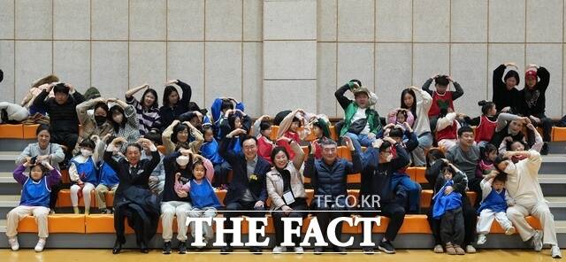 나주시가 개최한 2025 찾아가는 돌봄교실 놀이한마당 참가자들이 기념사진을 찍고 있다. /나주시