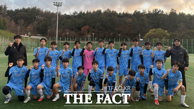 여수 해양FC 선수들이 29일 해남에서 열린 땅끝배 축구대회 전지훈련 일정 중 광양FC를 상대로 승리를 거두고 기념촬영하고 있다. /고병채 기자