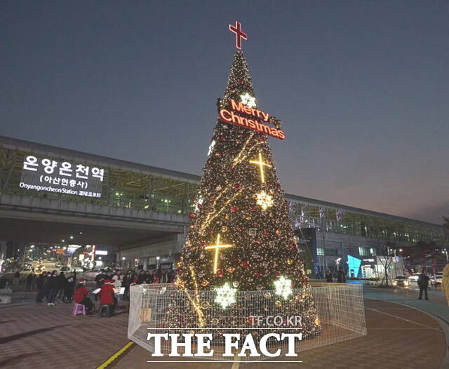 11월 30일 온양온천역 광장에서 아산시 2025 크리스마스트리 점등식이 열리고 있다. /아산시