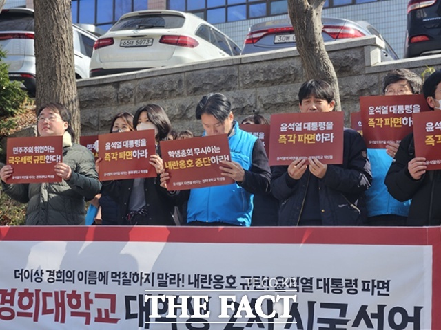 이들은 앞으로도 사회적 문제에 목소리를 낼 것이냐는 물음에 망설임이 없었다. 계엄 1년을 맞아 3일 오후 7시 국회 앞에서 열리는 '12·3 내란외환 청산과 종식, 사회대개혁 시민대행진'에도 참여할 계획이다. 사진은 지난 3월11일 서울 동대문구 경희대학교 서울캠퍼스 정문 앞에서 재학생과 동문, 교수 등이 시국선언을 하는 모습. /이다빈 기자