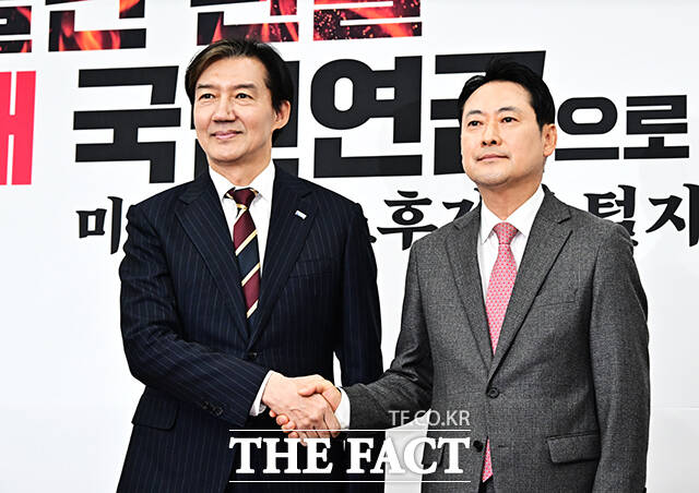 조국 조국혁신당 대표(왼쪽)가 1일 오전 서울 여의도 국회에서 장동혁 국민의힘 대표를 예방하며 기념사진 촬영을 하고 있다. /국회=배정한 기자