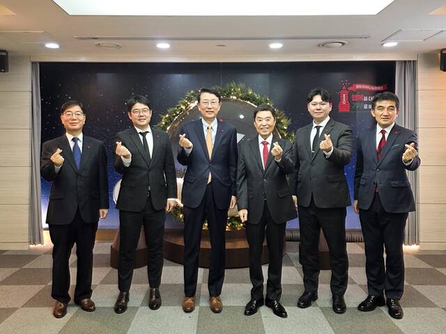 제현웅 삼성글로벌리서치 부사장(왼쪽부터), 서준영 삼성전자 노사협의회 사원대표, 장석훈 삼성사회공헌업무총괄 사장, 김병준 사회복지공동모금회 회장, 박종찬 삼성전자 노사협의회 사원대표, 황인식 사회복지공동모금회 사무총장이 1일 서울 중구 사회복지공동모금회에서 열린 연말 이웃사랑성금 전달식에서 기념 촬영을 하고 있다. /삼성