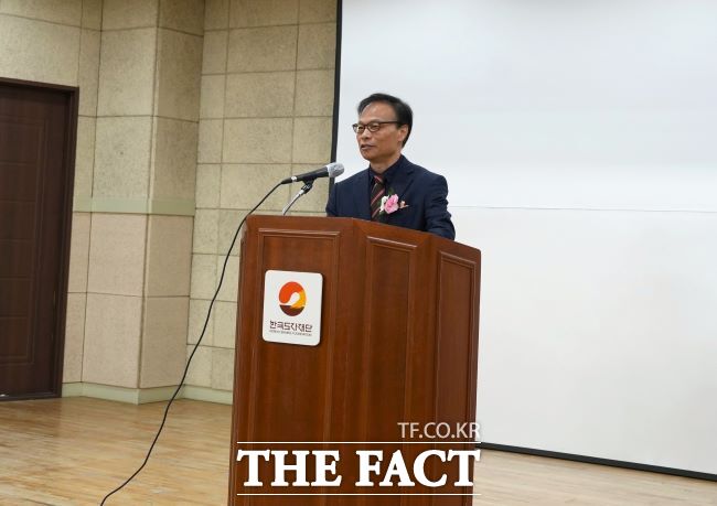 류인권 제14대 한국도자재단 신임 대표이사가 1일 이천 도자지원센터에서 열린 취임식에서 인사말을 하고 있다. /경기도