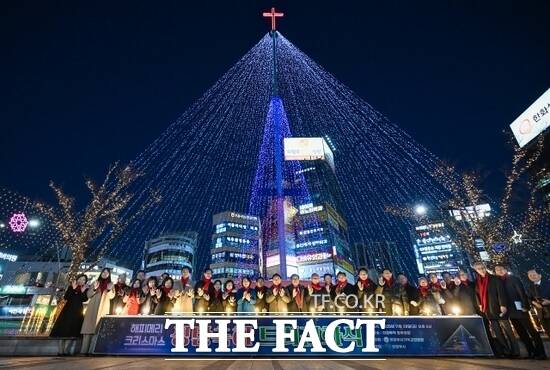 지난달 28일 경기 의정부시 의정부역 동부광장에서 열린 성탄트리 점화식에서 참석한 김동근 의정부시장 등 내외빈 및 시민들이 성탄트리 점화를 마친 뒤 기념 촬영을 하고 있다. /의정부시