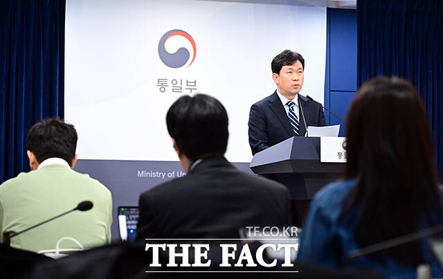 윤민호 통일부 대변인이 1일 오전 서울 종로구 정부서울청사에서 현안 관련 정례브리핑을 하고 있다. /임영무 기자