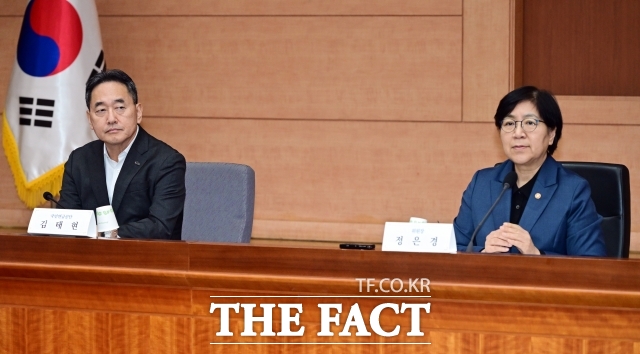 국회에서는 국민연금 재정 지속성을 위한 정부 역할 확대 목소리도 나온다. 김남희 더불어민주당 의원은 지난 10월 30일 보건복지위원회 국정감사에서 국민연금 국고 투입이 필요하다. 2036년부터 국내총생산의 1.25%를 투입하면 적자가 발생하지 않는다며 당장 큰 규모 재정 투입이 어렵더라도 최소한의 국가책임 이행부터 해야 한다고 말했다. 사진은 지난달 24일 정은경 보건복지부 장관(오른쪽)과 김태현 국민연금공단 이사장이 서울 종로구 정부서울청사 별관에서 열린 제6차 국민연금기금운용위원회 회의에 참석한 모습. /임영무 기자