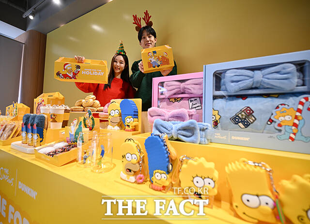 던킨, 2025 윈터 캠페인 '홈 포 더 홀리데이(HOME FOR THE HOLIDAY)'가 1일 오전 서울 강남구 던킨 원더스 청담점에서 열린 가운데 모델이 도넛과 굿즈를 선보이고 있다. /박헌우 기자