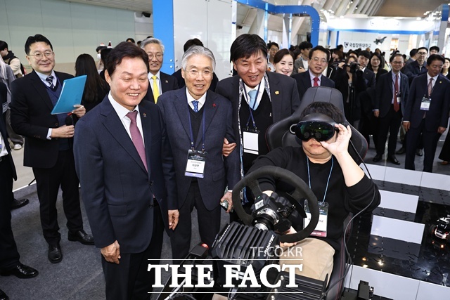 박완수(왼쪽) 경남지사가 창원컨벤션센터에서 열리는 2025 경남 글로벌 혁신 페스타(G-NEX) 개막식 전시공간을 둘러보고 있다. /경남도