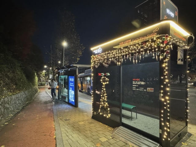 용산구는 기존 스마트 쉼터 대비 설치 비용이 10분의 1에 불과한 소규모 스마트쉼터 냉온사랑방을 6곳으로 늘렸다. /용산구