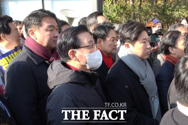 규탄대회 종료 후, 국민의힘 의원들이 영장 심사에 출석하는 추경호 의원을 배웅하기 위해 이동하고 있다. /서초=김민지 기자