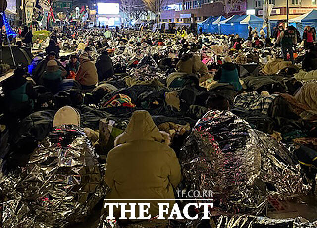 박평화(26) 씨는 서비스직을 오래 했고, 동료 관계나 수입 모두 만족스러웠지만 원해서 하는 일은 아니었다며 집회 현장에 나가면서 다른 활동가들을 만나고 활동 모습을 지켜보면서 나도 저렇게 되고 싶다는 생각에 어떻게 하면 활동할 수 있는지 물어보고, 자연스레 활동가의 길을 걷게 됐다고 말했다. 사진은 지난 4월4일 윤석열 전 대통령 탄핵 심판 당일 철야 집회 중인 모습./독자 제공