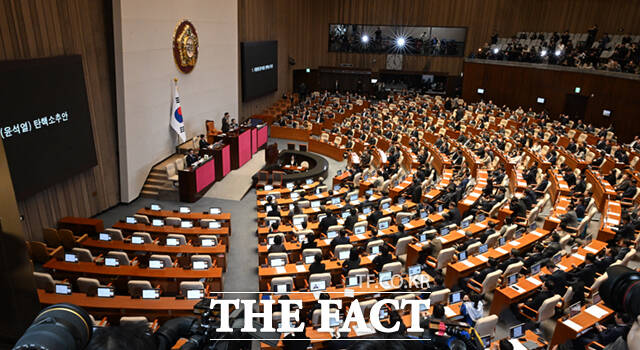 12월 14일 오후 서울 여의도 국회에서 열린 본회의에서 윤석열 대통령의 탄핵소추안이 가결됐다. /국회=이새롬 기자