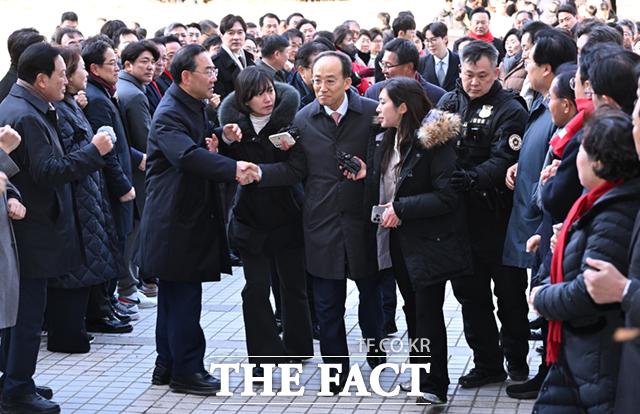 추경호 국민의힘 의원이 2일 서울 서초구 서울중앙지방법원에서 열린 구속 전 피의자 심문(영장실질심사)에 출석하며 국민의힘 의원들의 응원을 받고 있다. /서울중앙지법=이새롬 기자