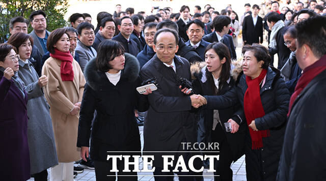 추경호 국민의힘 의원이 2일 서울 서초구 서울중앙지방법원에서 열린 구속 전 피의자 심문(영장실질심사)에 출석하며 국민의힘 의원들의 응원을 받고 있다. /이새롬 기자