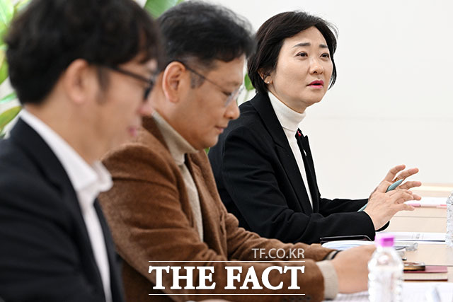 통합돌봄 현장 찾아 담당자 의견 듣는 이스란 차관(오른쪽).