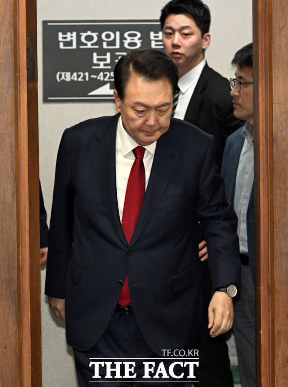 윤석열 전 대통령이 4월 21일 서울 서초동 서울중앙지법에서 열린 내란 우두머리 혐의 형사재판 두 번째 공판에 출석하고 있다. /사진공동취재단