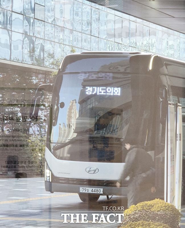 미군기지 반환 공여 구역 발전기금 전출금 300억 원 전액 삭감으로 북부 지역 시민사회단체가 반발 기자회견을 연 2일 이 기금을 삭감한 도의회 기획재정위원회 의원들이 도청 앞에서 연찬회 버스에 오르고 있다. 이들은 1박 2일로 양평에서 연찬회를 한다. /독자 제공