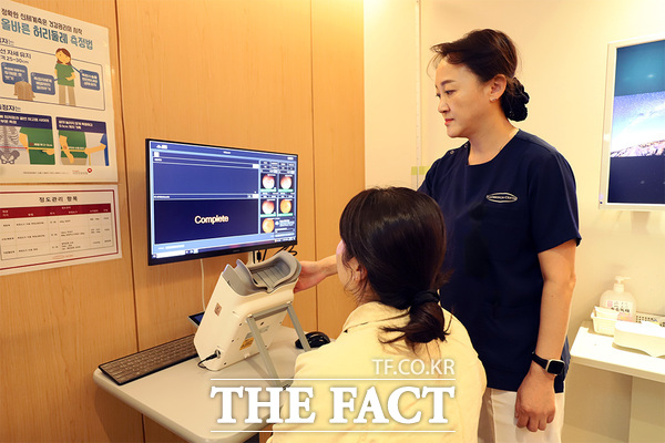 대전선병원이 2일 AI(인공지능) 기반 안저검사 시스템을 도입해 안과질환 조기진단과 스마트 검진 서비스 강화에 나섰다. 사진은 스마트 검진 진행 모습 /대전선병원