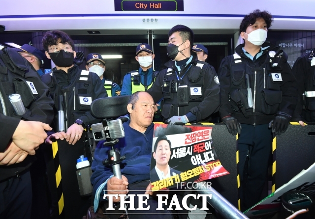 전국장애인차별철폐연대(전장연) 소속 활동가가 지난 2023년 3월 오전 서울 중구 시청역 승강장에서 '출근길 지하철 탑승 선전전'을 진행하고 있다. /더팩트DB