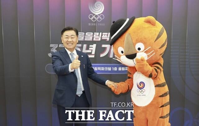 지난 9월 17일 서울올림픽파크텔에서 '서울 올림픽 개최 37주년 기념식'이 열린 가운데 김관영 전북도지사가 '서울 1988 올림픽'의 공식 마스코트인 '호돌이'와 기념 촬영을 하고 있다. /전북도