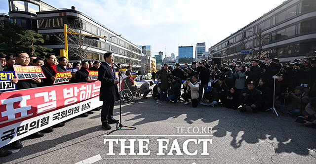 장동혁 국민의힘 대표와 송언석 국민의힘 원내대표를 비롯한 국민의힘 의원들이 2일 오후 서울 서초구 서울중앙지방법원 앞에서 열린 추경호 의원 구속심사 규탄대회에서 구호를 외치고 있다. /서예원 기자