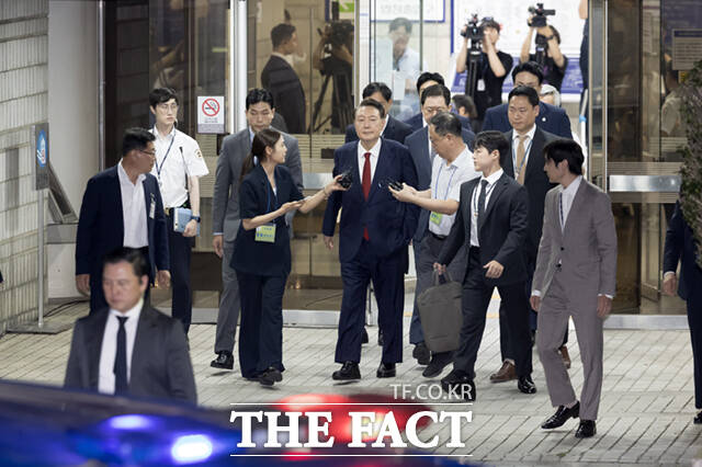 윤 전 대통령이 7월 9일 서울 서초구 서울중앙지법에서 열린 직권남용 등 혐의 영장실질심사(구속 전 피의자 심문)를 마친 뒤 대기 장소인 서울구치소로 이동하기 위해 법원을 나서고 있다. /사진공동취재단