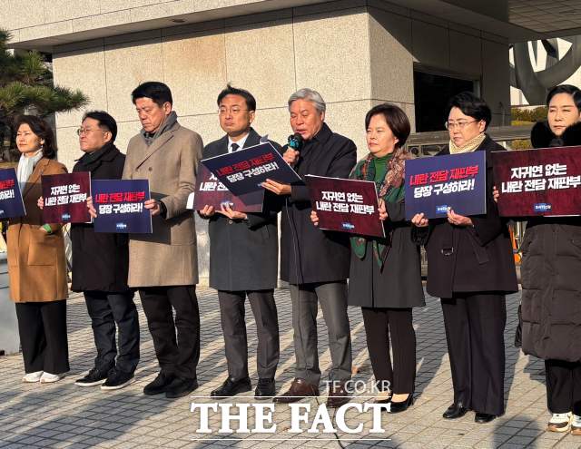 조국혁신당이 12.3 비상계엄 사태 1년을 맞아 윤석열 전 대통령을 비롯한 내란 혐의자들의 강한 처벌을 위한 내란전담재판부 설치를 촉구했다. 서왕진 조국혁신당 원내대표가 2일 오전 서울 서초구 대법원 앞에서 열린 의원총회에서 발언하고 있다. /서초=정채영 기자