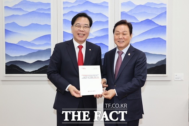 박완수 경남지사가 2일 국회를 방문해 송언석 국민의힘 원내대표를 만나 남해안권 발전 특별법과 우주항공복합도시 건설 특별법의 조속한 제정을 요청했다. /경남도