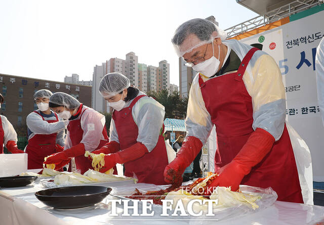 (오른쪽부터) 어명소 한국국토정보공사(LX공사) 사장, 이여규 국민연금공단 복지이사 등을 비롯한 임직원들이 2일 LX본사 앞 잔디광장에서 '사랑의 김장 나눔'에 참여했다. /LX공사